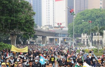 Protesters take to the streets of Kuala Lumpur to dispute the legitimacy of the General Election in May 2013.  Photo Jarni Blakkarly